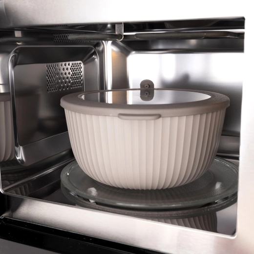 Lid with steam vent for microwave