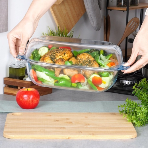 Comfortable handles and clear view while baking
