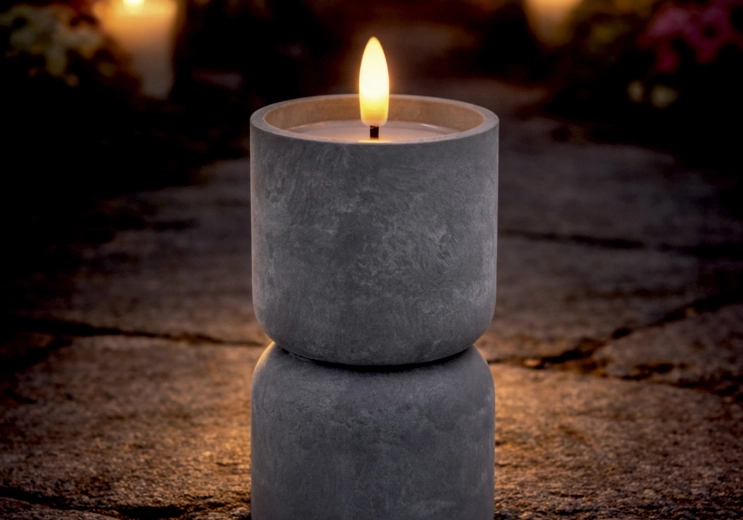 Bougie LED en forme de sablier avec effet béton 8 × 15 cm