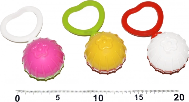 Chrastítko ve tvaru koule s motivem srdce