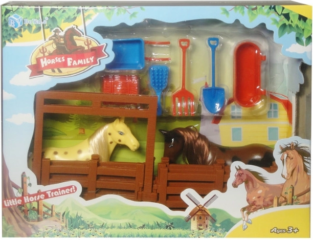 Set konjića u ograđenom prostoru s dodacima