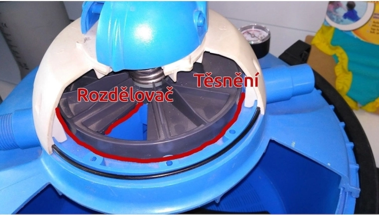 Distributor with gasket for the ProStar 4 and ProStar 6 filter lid