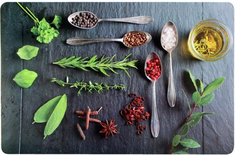 Plastové prestieranie TORO s motívom lyžíc 44 × 28 cm