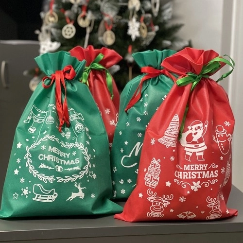 Sets von vier Weihnachtsgeschenktaschen