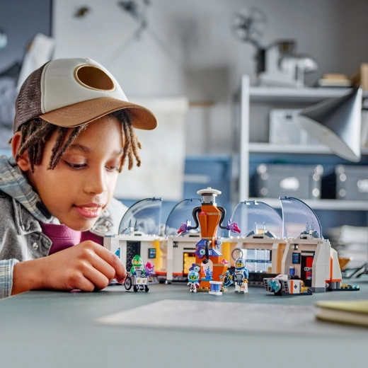 Fold-out lab full of details