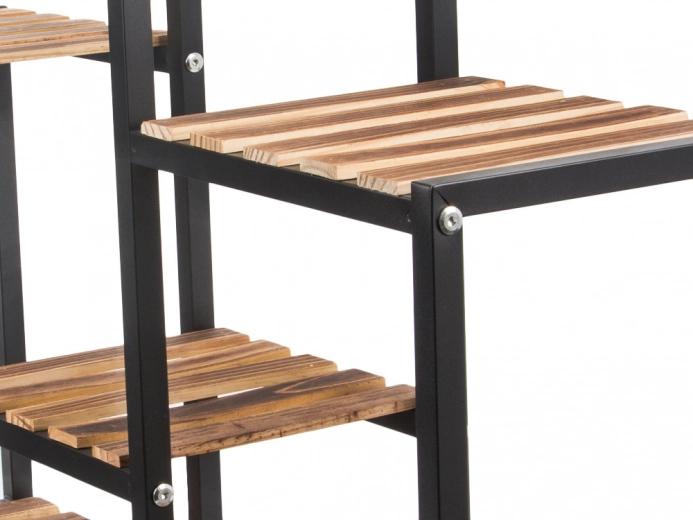 Čvrst metalni okvir i drvene police