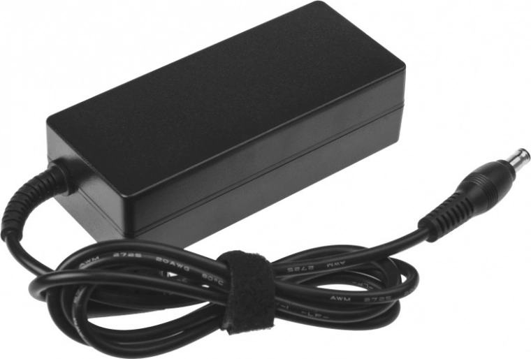 Kompakt adapter praktikus kábellel