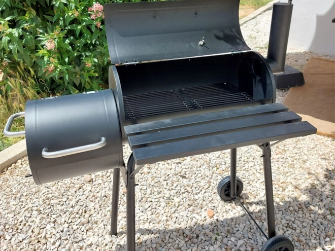 Zahradní gril na dřevěné uhlí s udírnou a kolečky