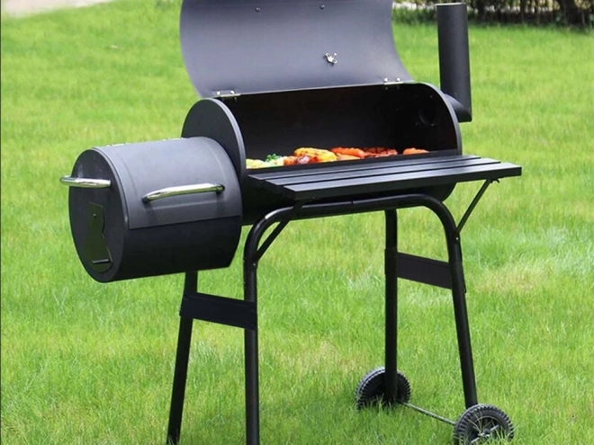Zahradní gril na dřevěné uhlí s udírnou a kolečky