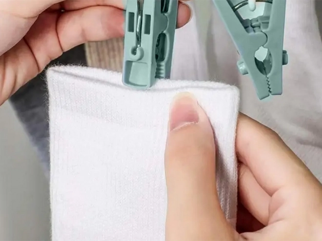 Závěsný sušák na ponožky a prádlo s 32 klipy