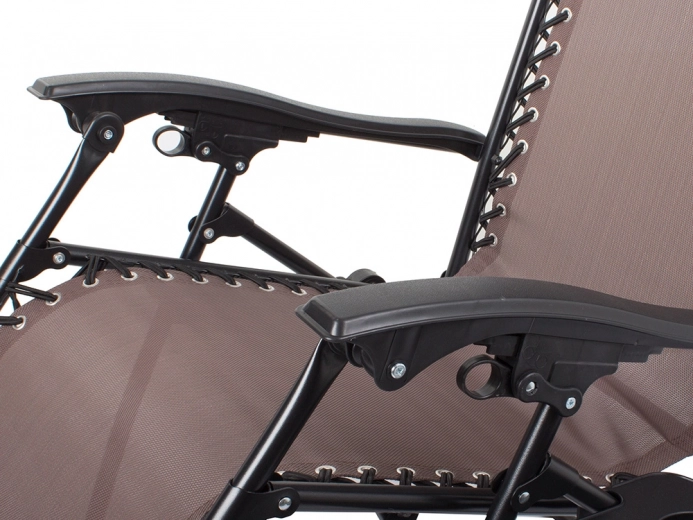 Trdna konstrukcija in zračen sedež