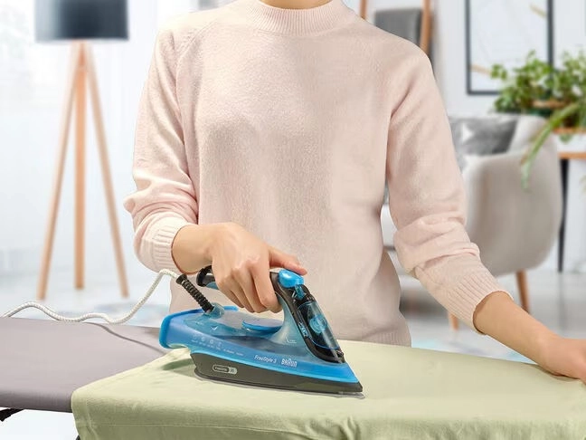 Steam Iron with FreeGlide 3D Technology