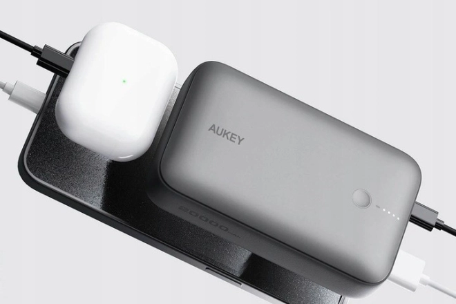 Mini power bank Aukey with 20000mAh capacity and fast charging QC 3.0