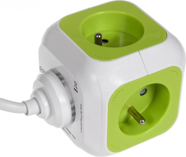 Vier geaarde stopcontacten in een compacte kubus