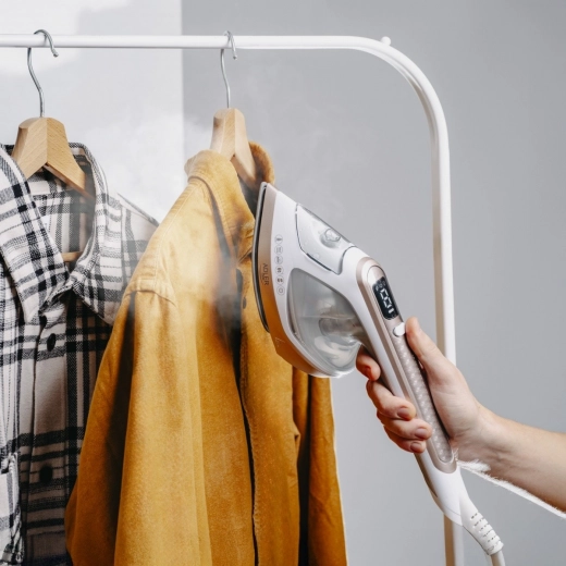 2 in 1: stiratura su asse e vaporizzazione verticale