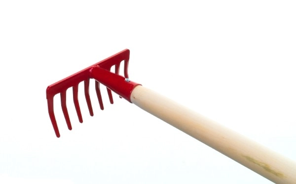 Rastrello rosso con manico in metallo/legno 80 cm – Rosso