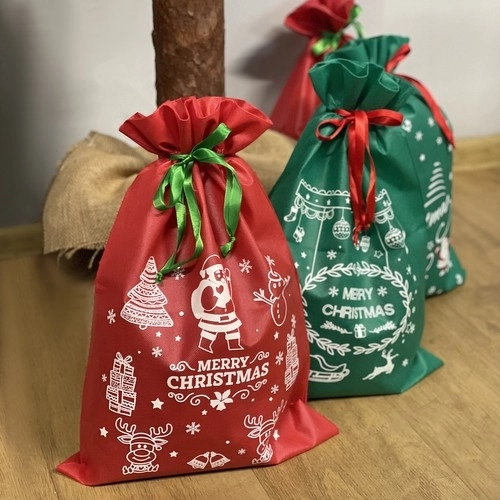 Sets von vier Weihnachtsgeschenktaschen