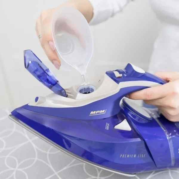 Steam Iron with Ceramic Soleplate