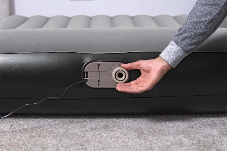 Vestavěná elektrická pumpa pro rychlé nafouknutí