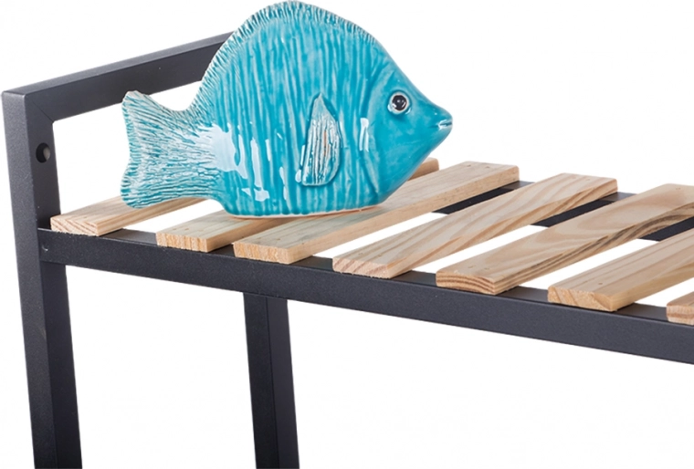 Vzdržljiva kovinska konstrukcija in lesene rešetkaste police