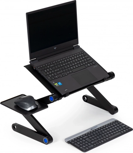 Due superfici separate: laptop e mouse