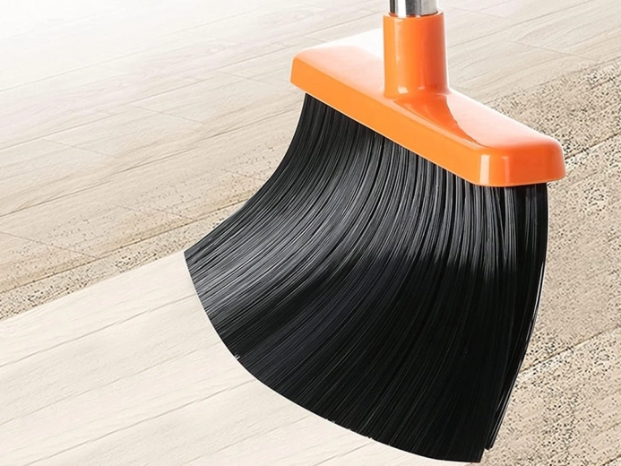 Cleaning without bending and with confident sweep
