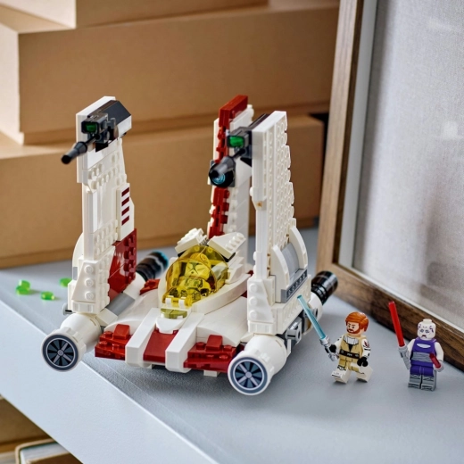 Adjustable wings and a handle for dynamic “flying”