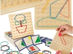 Dřevěný geoboard – vzdělávací geoplan s barevnými gumičkami a kartami vzorů