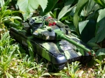 RC katonai tank távirányítóval 2,4 GHz erdei álcázással